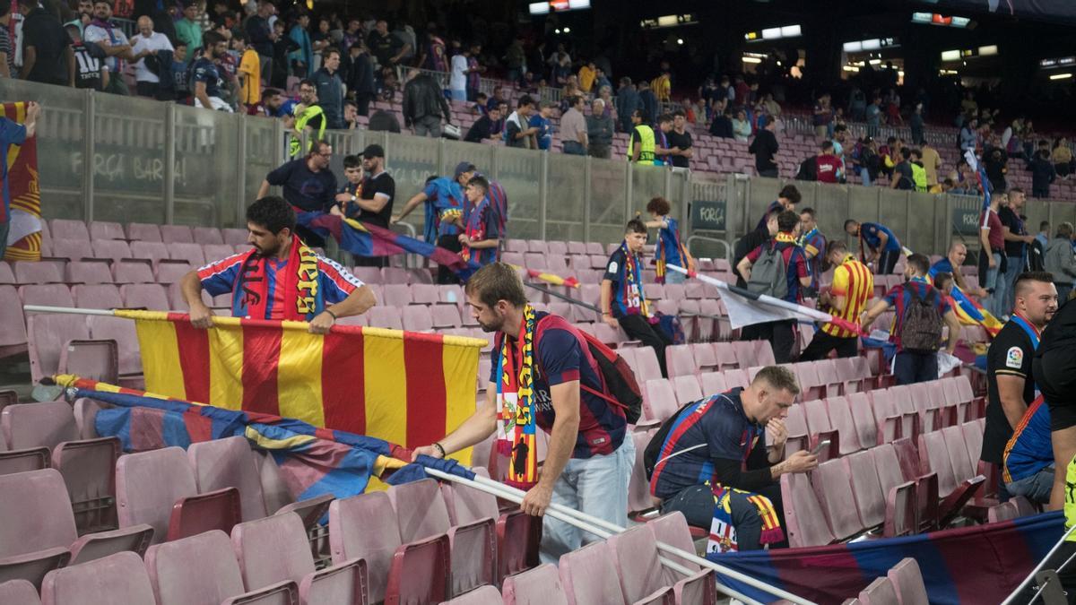 Los aficionados del Barça recogen las banderas en el Camp Nou tras el 3-3 con el Inter.