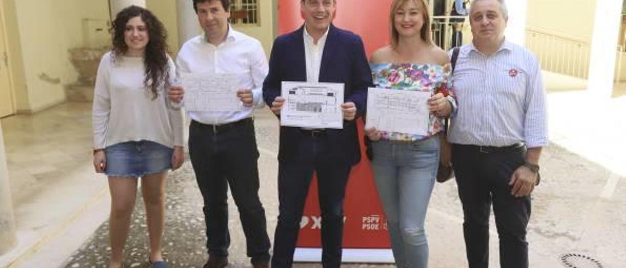 Cerdà, al centro, junto a otros miembros de su candidatura, en el patio del consultorio de Xàtiva.