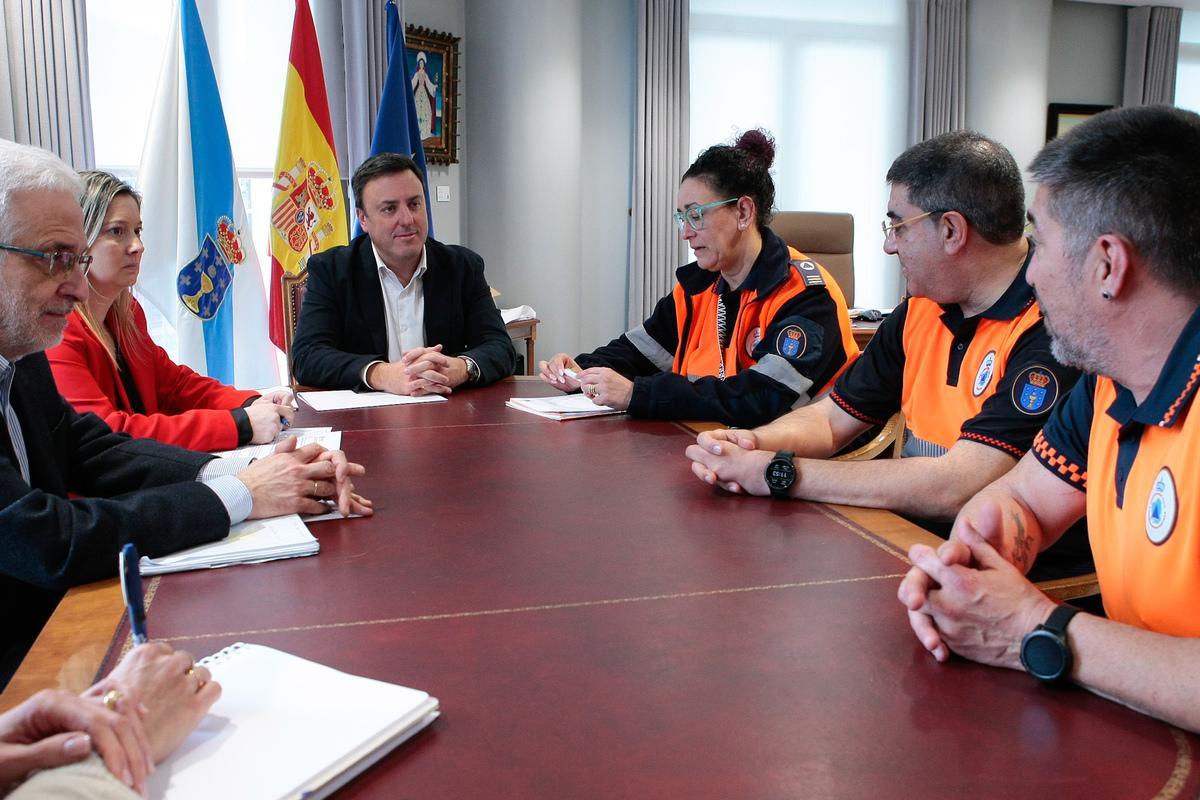 Valentín González, tercero por la izquierda, en una reunión con voluntarios de Protección Civil