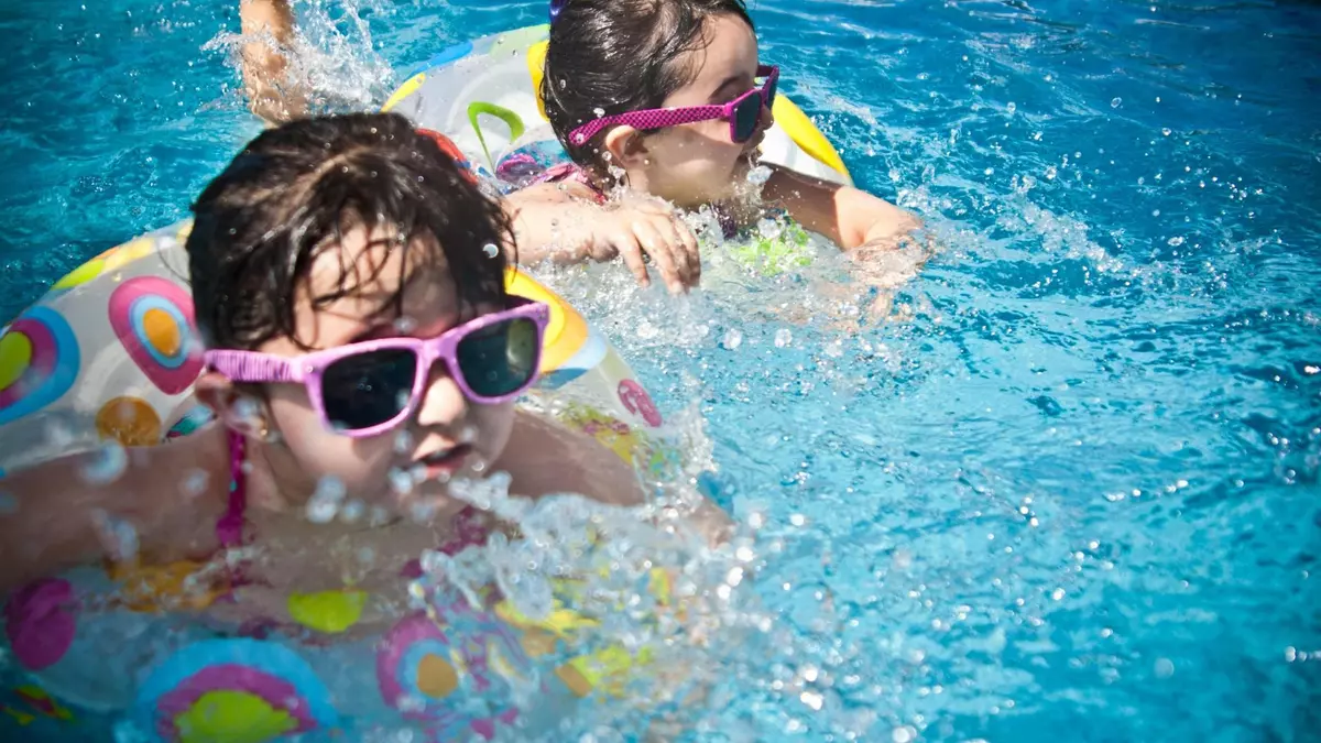 ¿Qué hacer si un niño se está ahogando en la piscina? ¿Y si ya está boca abajo flotando?