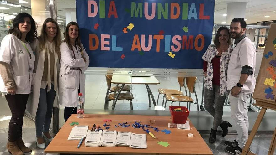 Profesionales en una mesa informativa celebrada hoy en el Materno