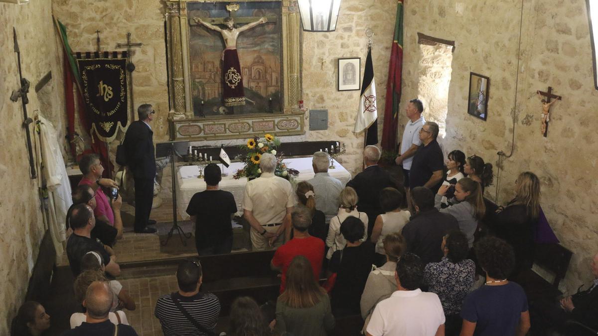 Un mommento de una ofrenda al Cristo de Valderrey por parte de Tercera Caída