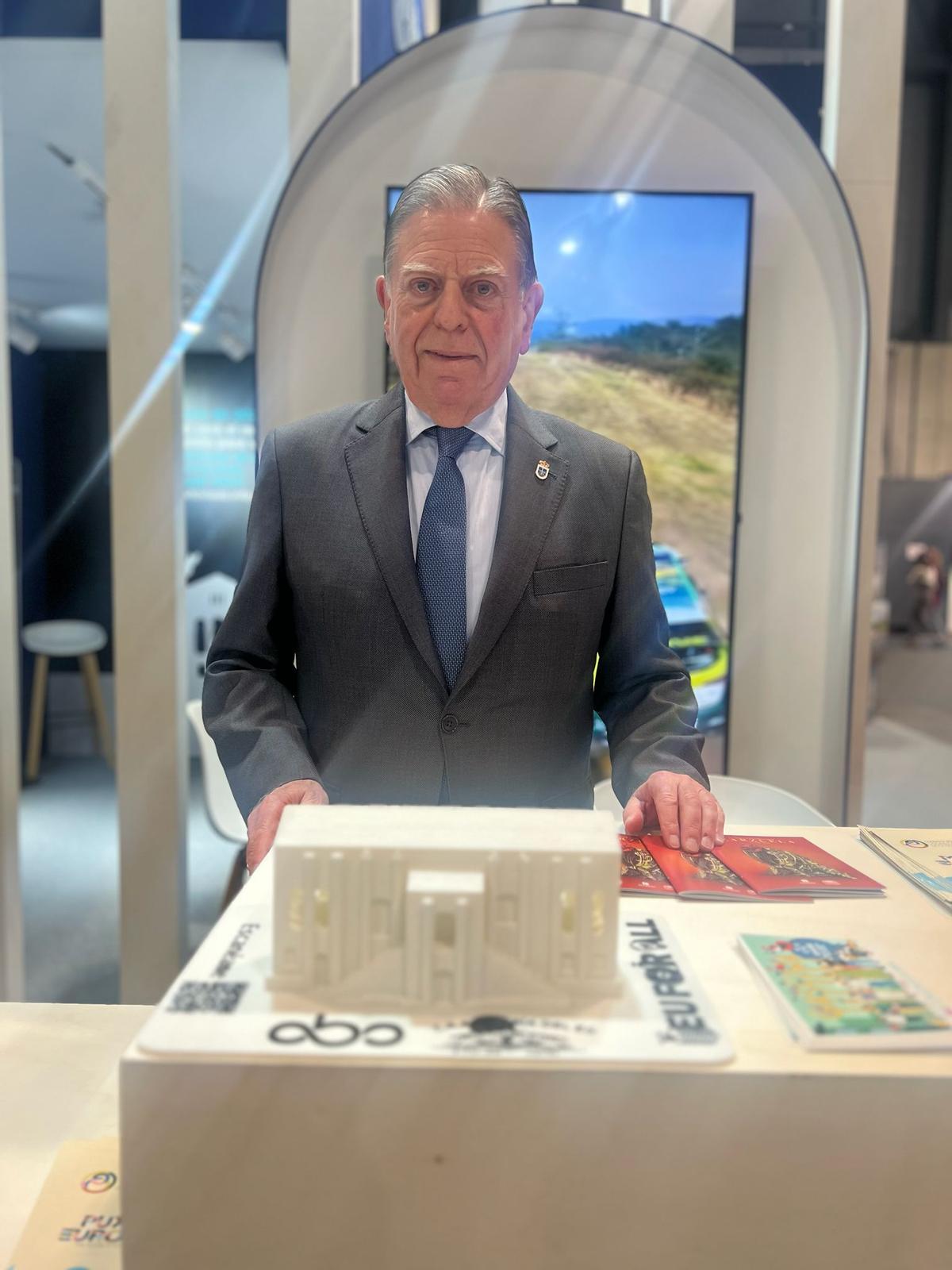 Canteli posa con la maqueta.