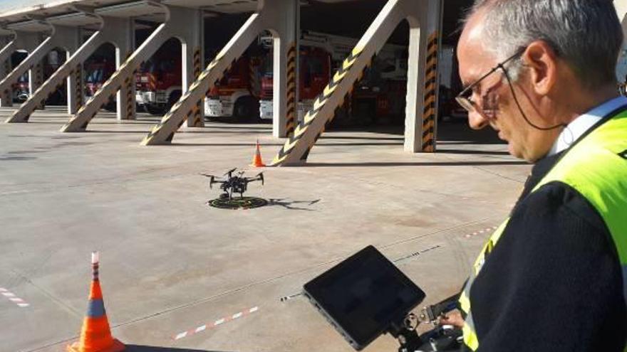 El dron incorporado por el Consorcio Provincial de Bomberos, en una prueba en el parque de San Vicente.