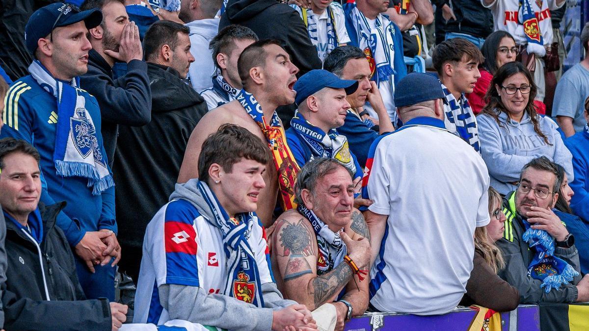 La afición zaragocista, desconsolada en la grada del Nuevo Zorrilla.