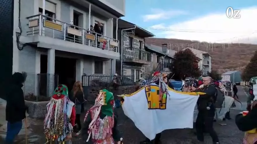 La mascarada de San Martín de la Castañeda recorre sus calles en su forma más tradicional