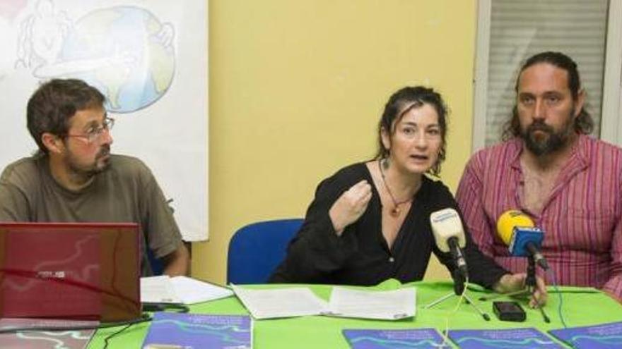 Representantes de Ecologistas en Acción, en la presentación, ayer, del informe.