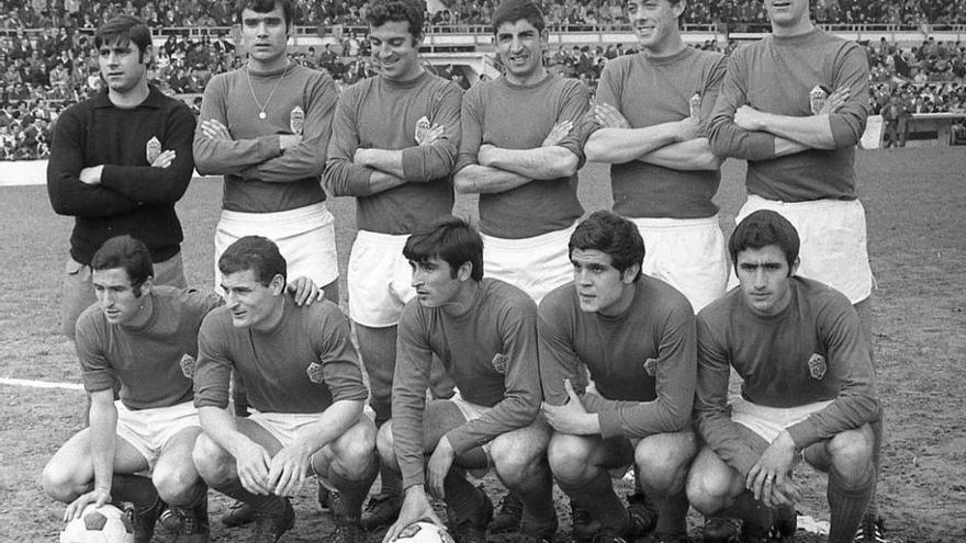 Equipo inicial del Oviedo frente al Sporting el 4 de mayo de 1969. Por la izquierda, arriba, Lombardía, Rodríguez, Poladura, Juan Manuel, Chuso y Sicilia; agachados, Toñín Gento, Sistiaga, Enrique Galán, Prieto y Uría.