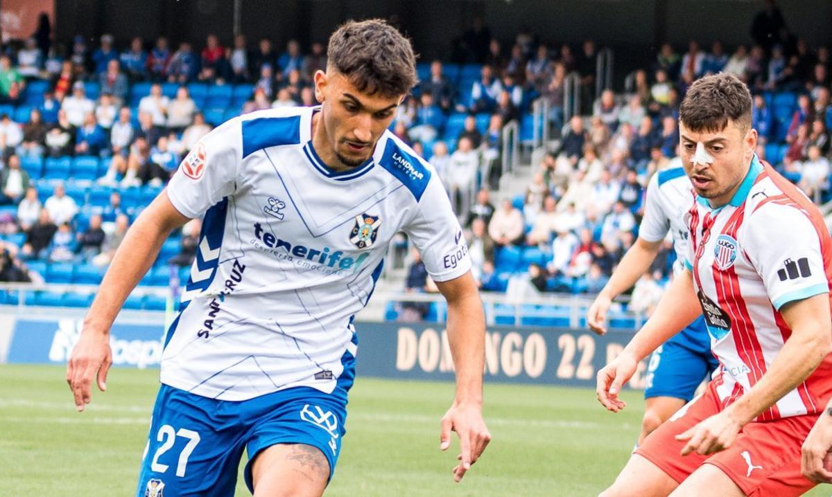 Ulloa, perseguido por un oponente en el encuentro ante el Lugo en casa. | ANDRÉS GUTIÉRREZ