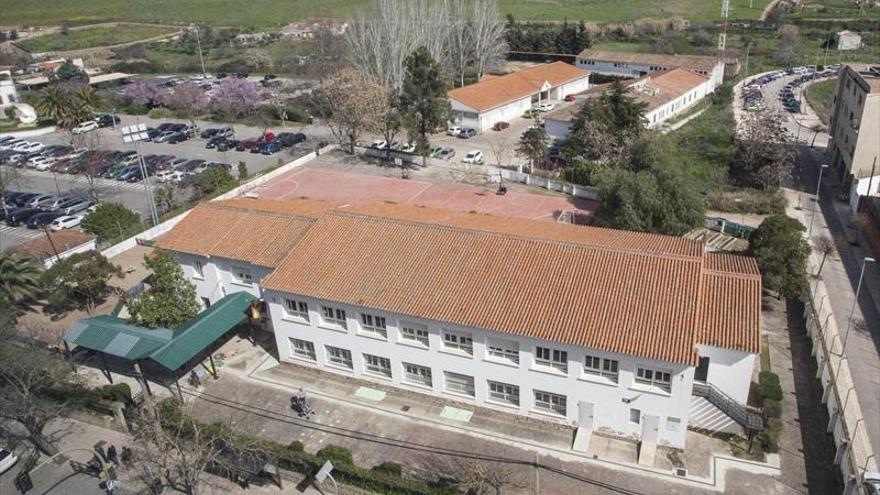 Suspenden a la directora del colegio de Cáceres denunciada por malos tratos a la alumna autista