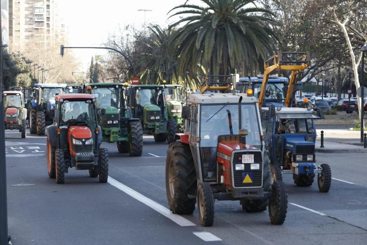 FOTOS: La tractorada de los agricultores toma Valencia