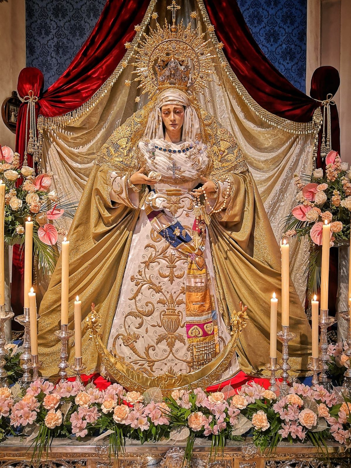 Altar de cultos en el triduo a la Virgen del Dulce Nombre de La Humildad.