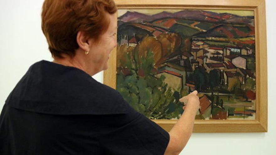 La directora del Museu de Ceret, Nathalie Gallissot, senyalant un dels quadres