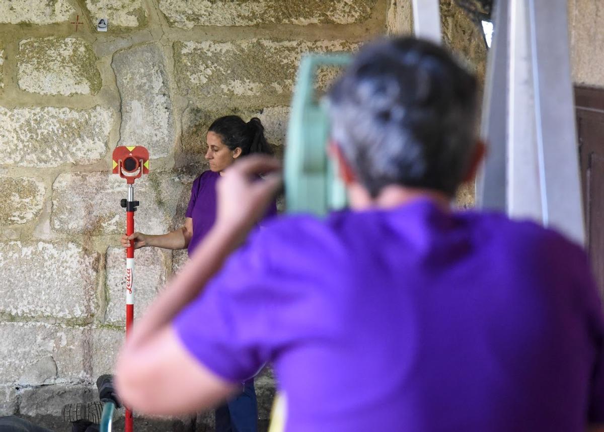 Arqueólogos realizan mediciones en el interior del convento.