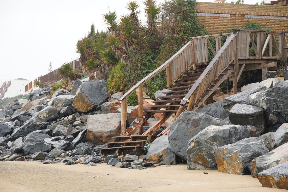 Estado de la zona del colector en El Portil y de la playa.