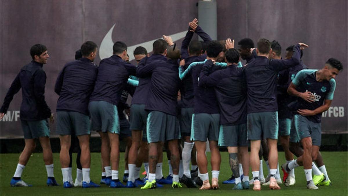 Buen ambiente en el entreno del Barça antes de recibir al Sevilla