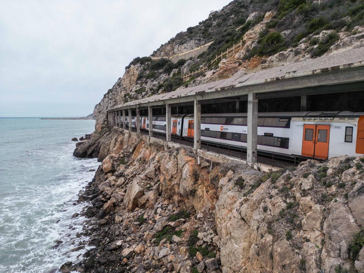 Tren de Rodalies circulando en un tramo complicado, la semana pasada.