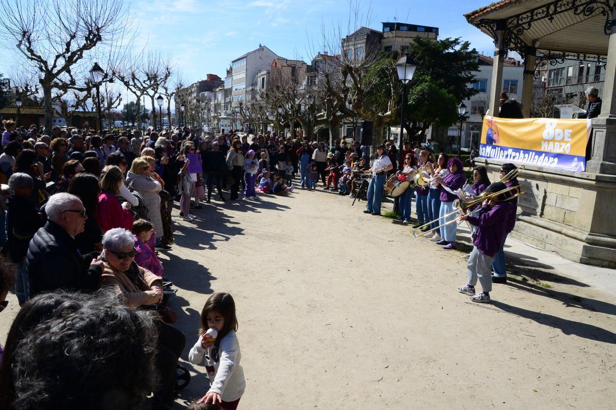 Centenares de personas se manifiestan por el Día de la Mujer Trabajadora en Cangas