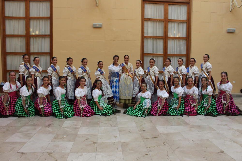 Tres generaciones de falleras en la Batalla de Flores