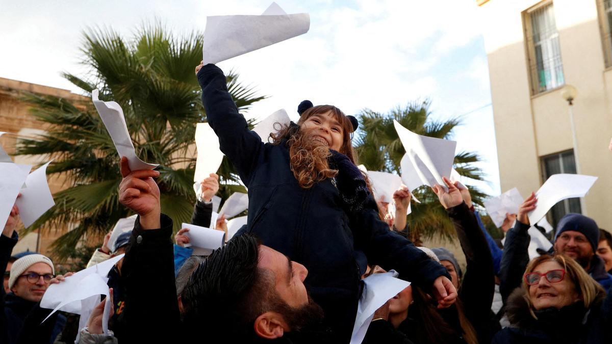 Un grupo de personas muestran papeles en blanco en una protesta contra la mafia en el pueblo siciliano de Castelvetrano, donde nació el capo Matteo Messina.