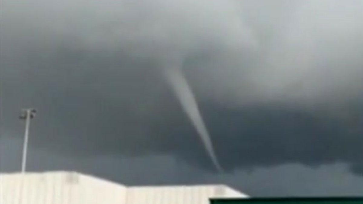 Un pequeño tornado causa daños materiales en el puerto de Barcelona.