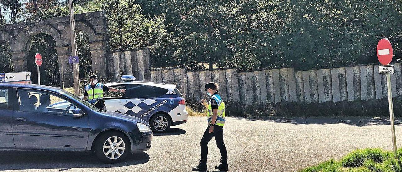 Agentes de la Policía Local establecieron ayer controles de vehículos en los accesos a las playas de Areacova y Viñó.