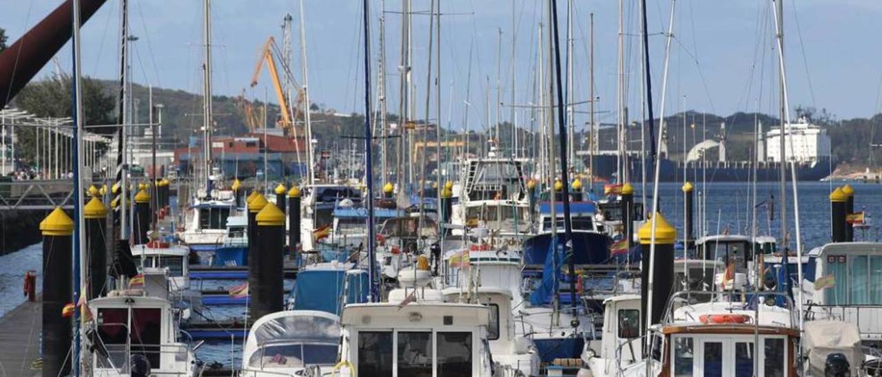 Barcos amarrados en el puerto deportivo de Avilés.