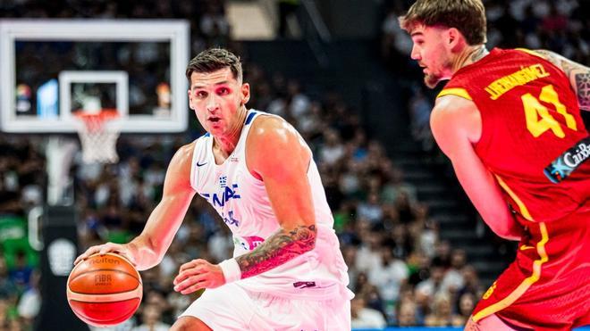 Grecia bate a una competitiva España que se complica el billete mundialista