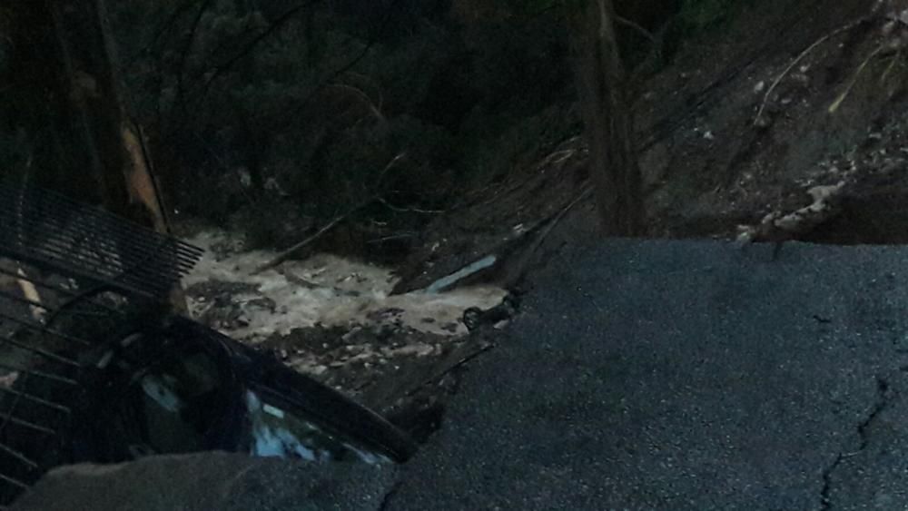 Una ladera se ha desprendido en la calle Flamencos, en la urbanización Cerrado del Calderón.