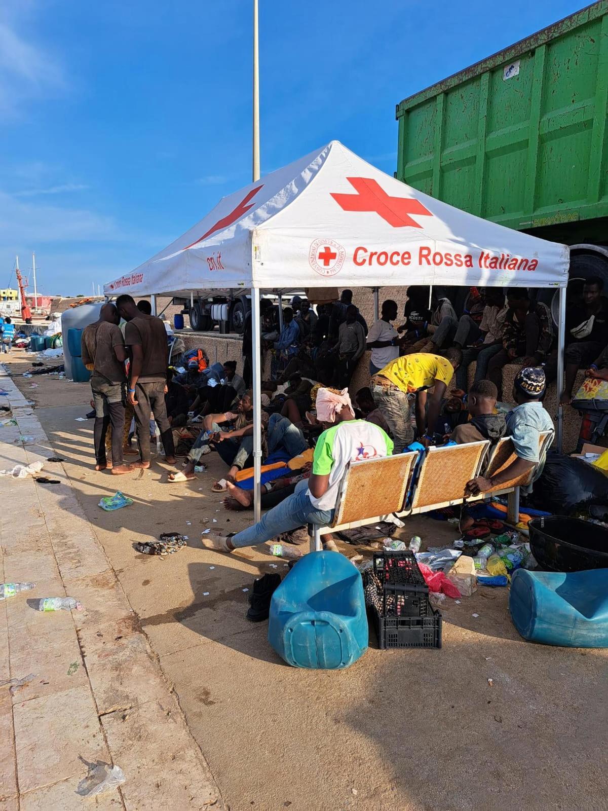 Lampedusa, colapsada tras la llegada de 6.000 inmigrantes en 24 horas.