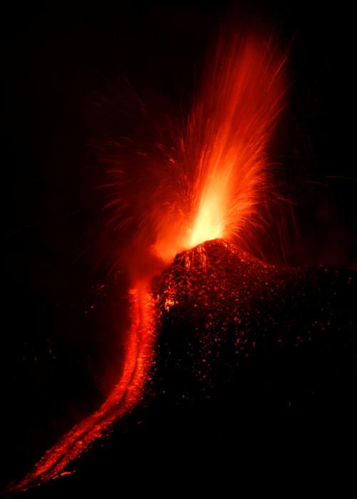 L''Etna entra en erupció.