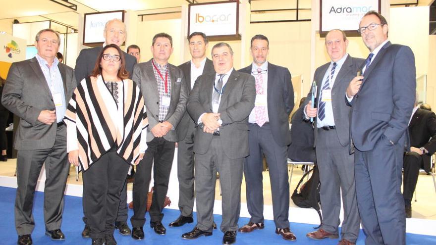 Guillem Mercadal, Biel Martí, María José Aguiló, Xisco Fullana, Alfonso Sánchez, Xisco Martínez, Toni Homar, Joan Serra y Toni Coll, en el stand de Balears en la World Travel Market.