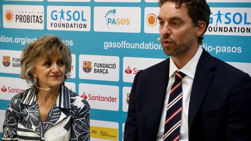 La ministra de Sanidad en funciones, María Luisa Carcedo, y el presidente de la Gasol Foundation, Pau Gasol, presentaron los resultados del &quot;Estudio PASOS&quot;. // Efe