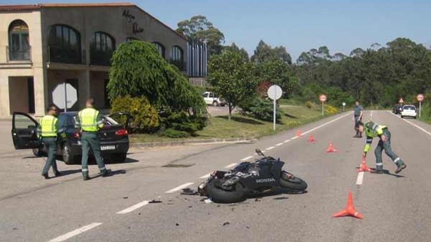 Un motorista de 36 años muere tras impactar contra un turismo en O Rosal