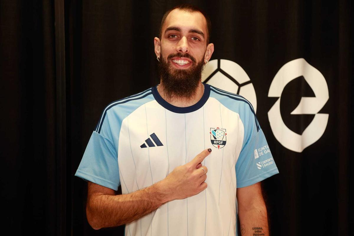 El delantero picheleiro Borja Iglesias, durante la presentación de la nueva camiseta de la selección gallega de fútbol.