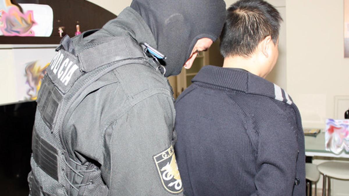 La policía detiene a un ciudadano chino en el marco de la operación Emperador, este octubre.