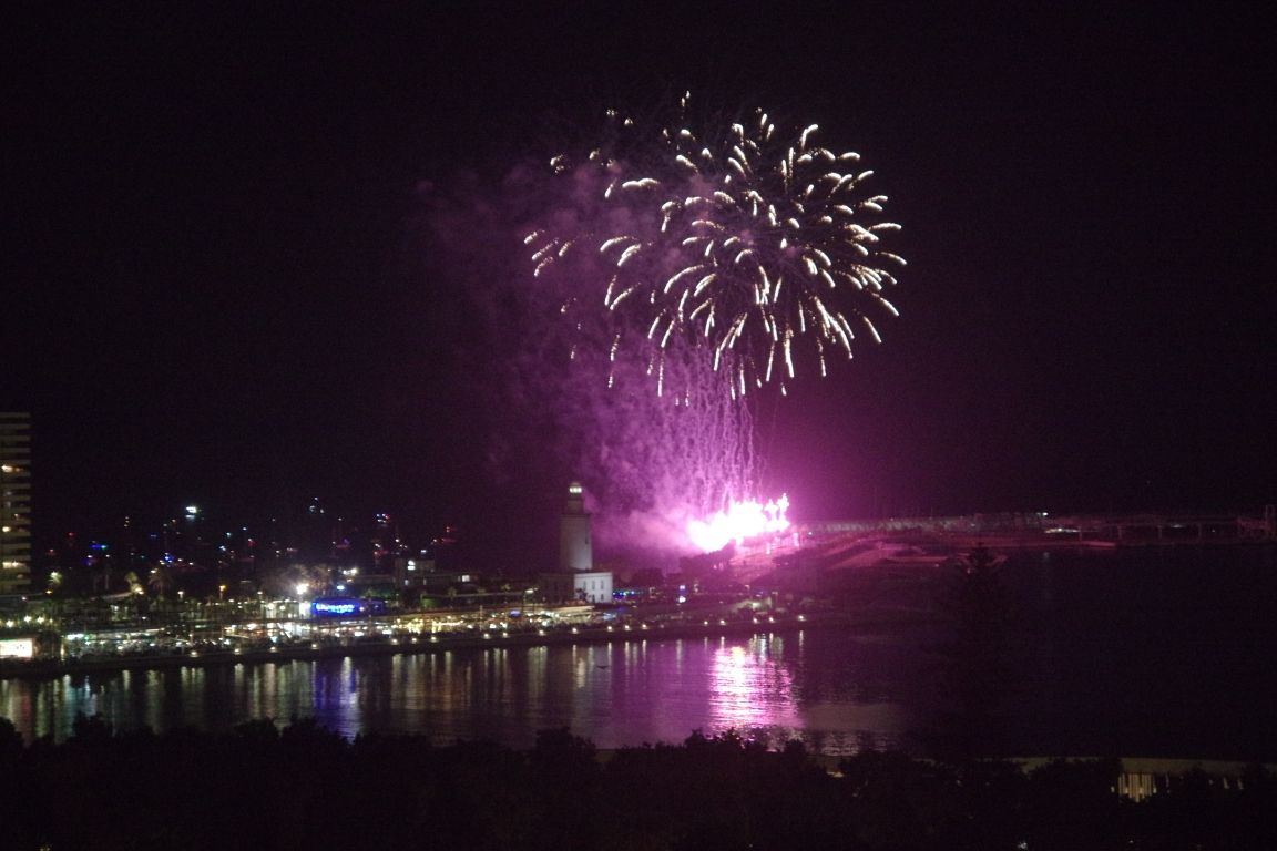 Los fuegos artificiales dan la bienvenida a la Feria de Málaga 2022