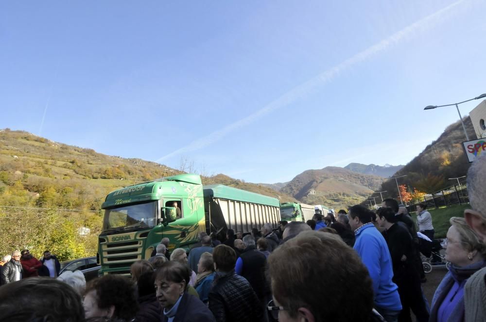 Protesta contra el cierre del geriátrico de Felechosa