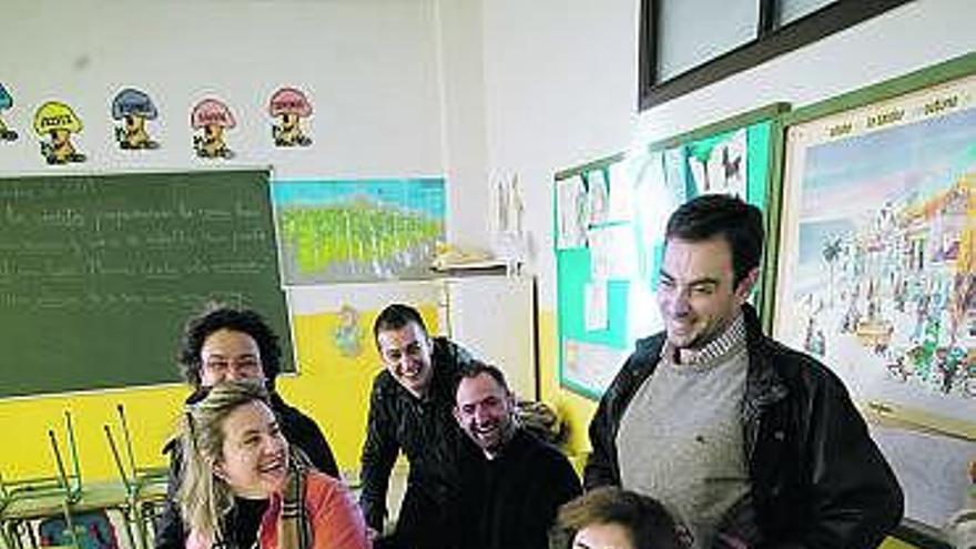 Los organizadores del evento, sonrientes, en una de las aulas de La Canal.