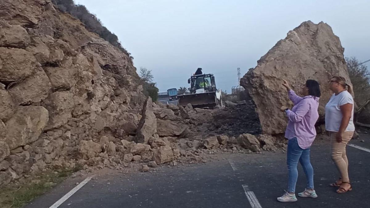 Un momento del trabajo de desescombro de la carretera El Roque, en La Guancha.