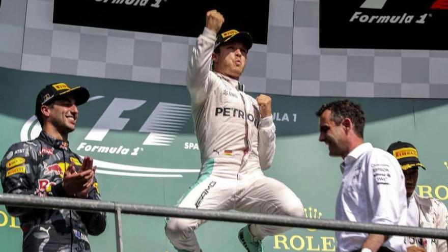 Rosberg celebra en el podio la victoria lograda en el circuito de Spa. // Efe