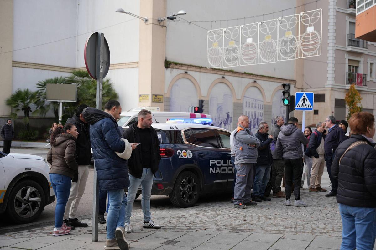 Fotogalería | Exterior del edificio de la Diputación de Badajoz, desalojado por un aviso de bomba