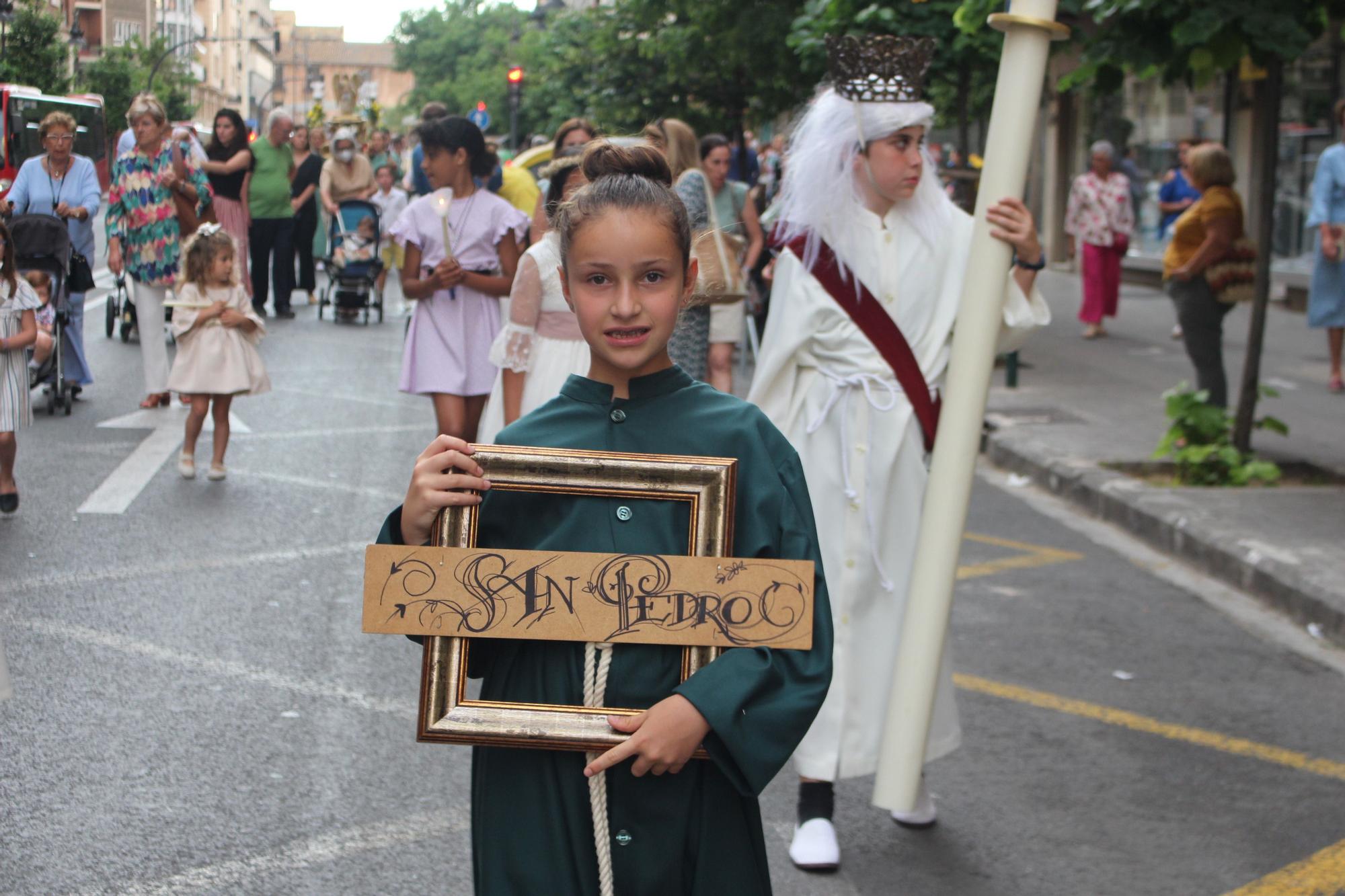 La calle San Vicente acoge la procesión "dels Xiquets" con tres generaciones falleras