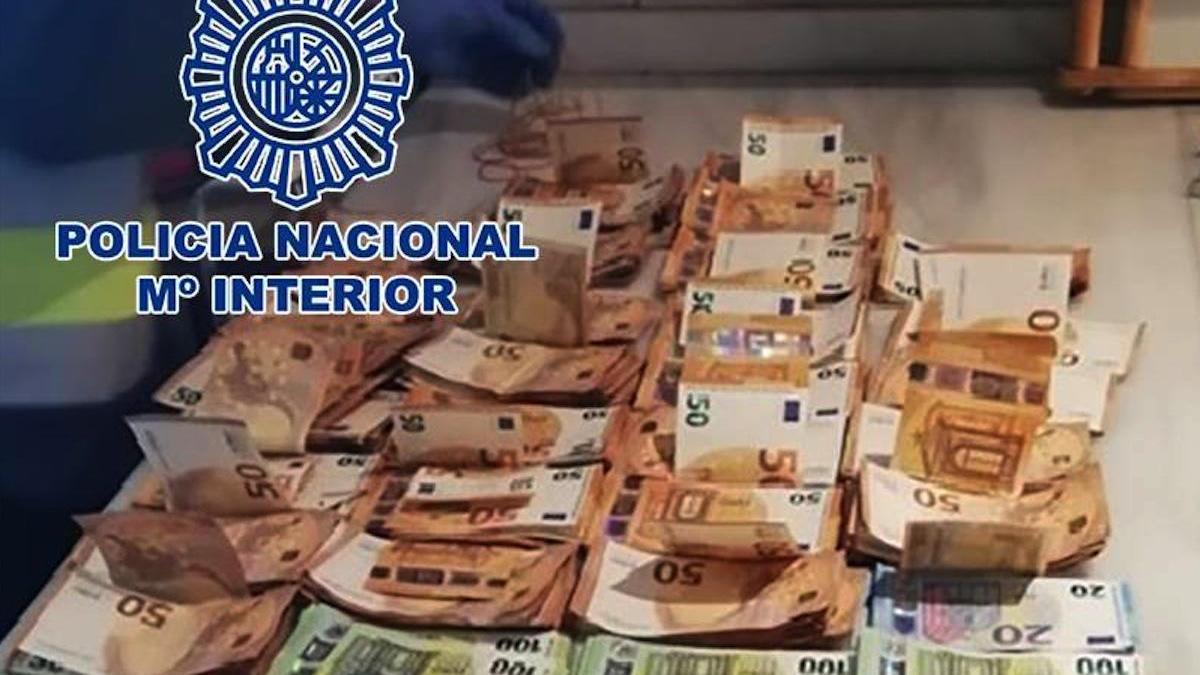 Parte del dinero intervenido durante el operativo de la Policía Nacional.