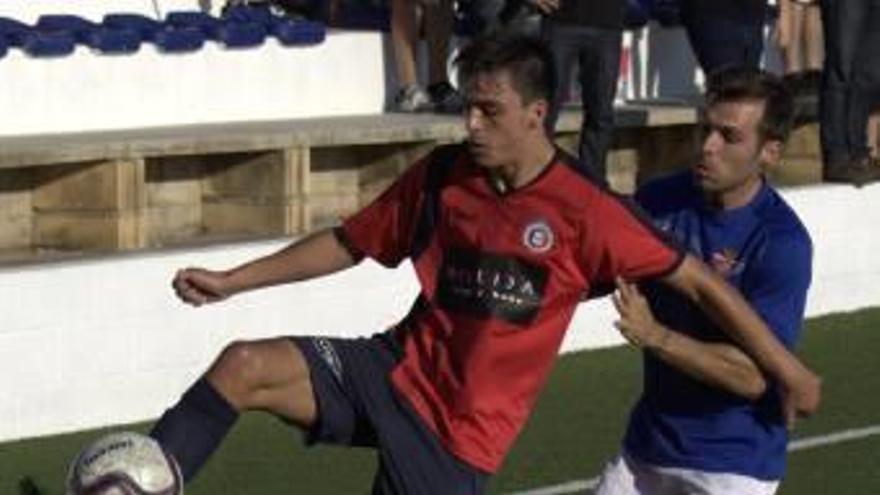 Víctor Rivera controla la pelota en la jugada del primer gol.