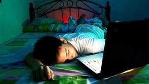 zentauroepp50971266 ni o durmiendo en la cama con un ordenador encendido foto 12200404195455