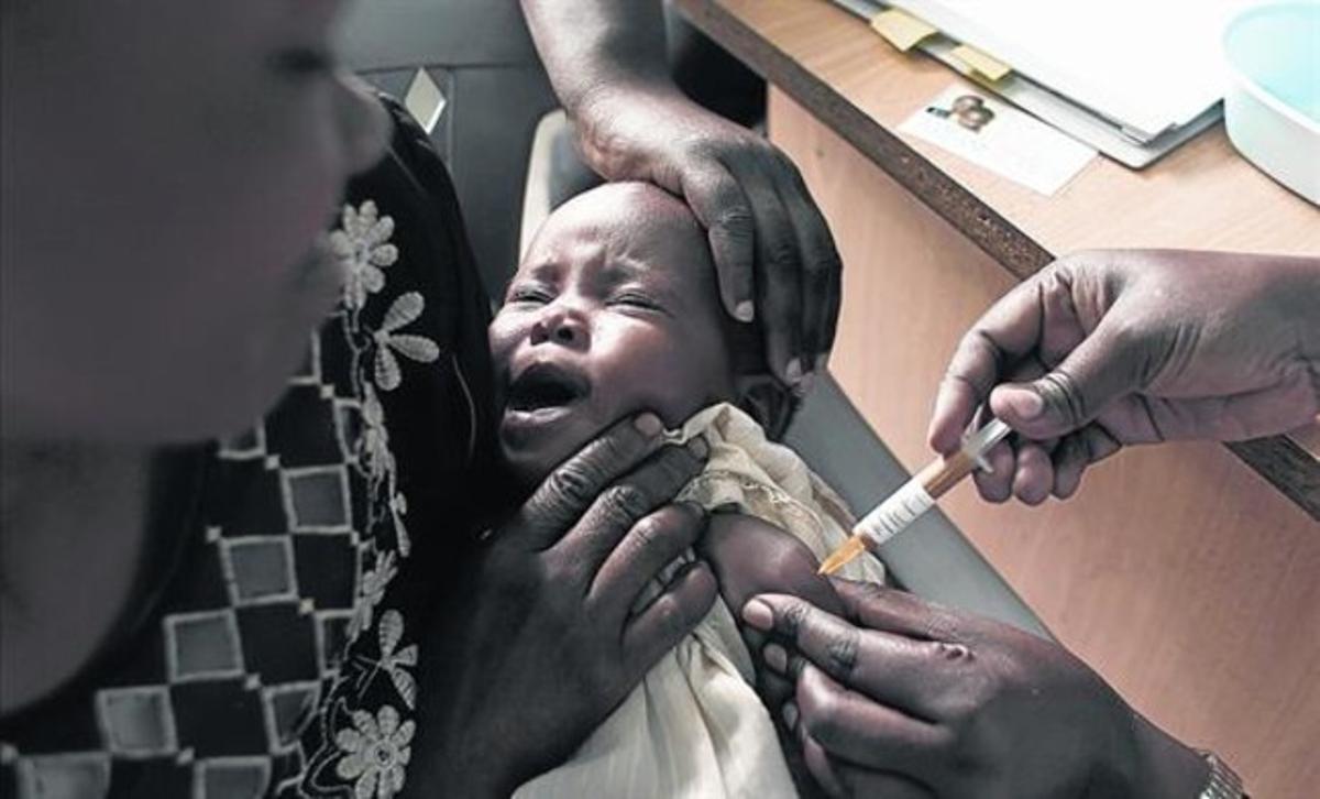 Un nadó rep la vacuna experimental de la malària a Kombeua (Kenya), l’octubre del 2009.