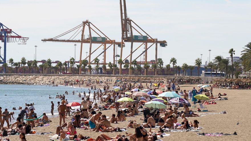 Los epidemiólogos piden a Sanidad que todas las playas, sin excepción, se conviertan en espacios sin humo