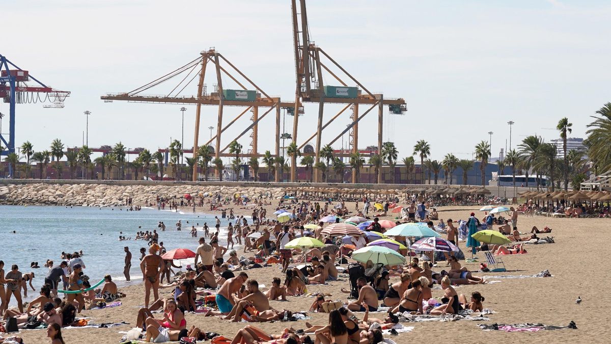 Una playa de la costa de Málaga en una imagen de archivo