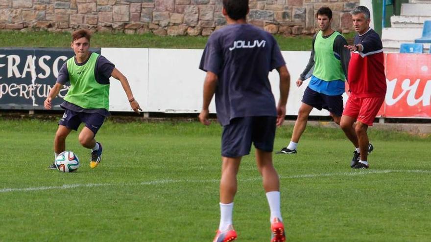 César Hevia conduce el balón en la sesión preparatoria de ayer del Marino en Miramar.